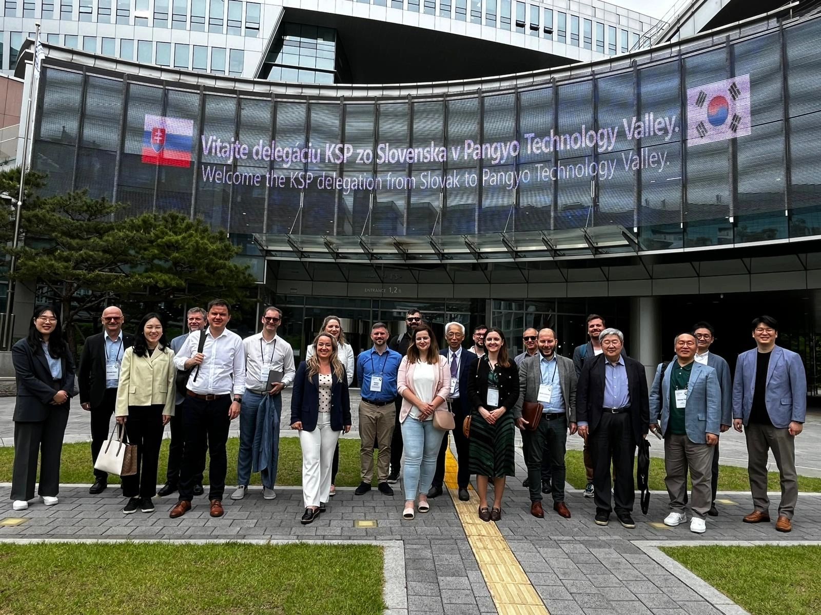Zastúpenie Slovenskej inovačnej a energetickej agentúry a partnerských klastrov a Korea development ibnstitute pred Pengyo Technology Valley v Južnej Kórei